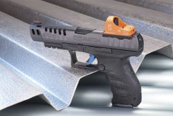 Mit Doctersight C bewehrte Walther Q5 Match, typisch der skelettierte Fünf-Zoll-Schlitten und das blaue Abzugszüngel. Mit Doctersight C bewehrte Walther Q5 Match, typisch der skelettierte Fünf-Zoll-Schlitten und das blaue Abzugszüngel.