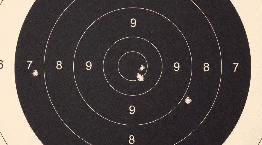 Zielscheibe mit Einschusslöchern