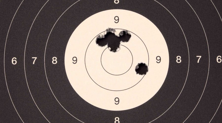 Zielscheibe mit Einschusslöchern