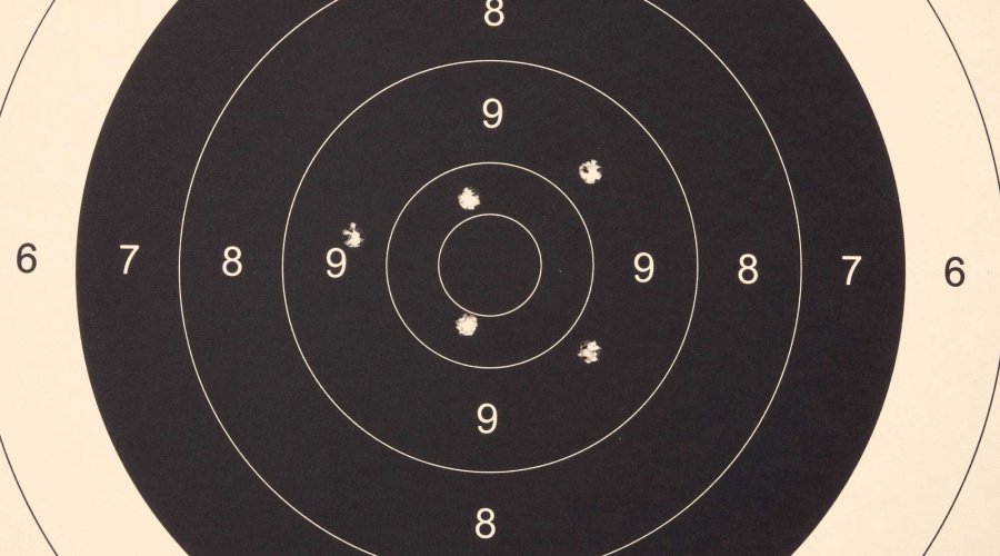 Zielscheibe mit Einschusslöchern