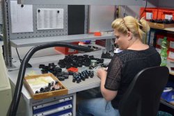 70 Jahre Steiner Optik - Zielfernrohre Made in Germany Kontrolle der Bauteile bei Steiner Optik