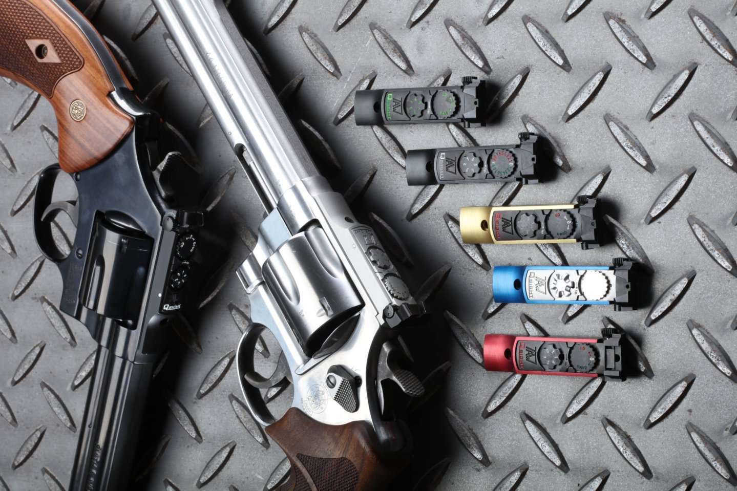 Brandneues 6-Positionen-Visier für Sportschützen von TWArms 2 Smith & Wesson Revolver, daneben TWArms TAW Q-Sights in unterschiedlichen Farben.