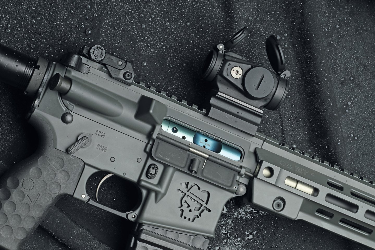 Das neue Aimpoint Duty Red Dot Sight für Gewehre Das Aimpoint Duty Red Dot Sight auf einem Gewehr.