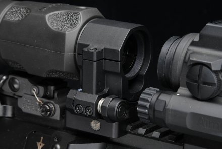 Aimpoint 3XMag-1 Flip-Mount-Schiene von Nahem
