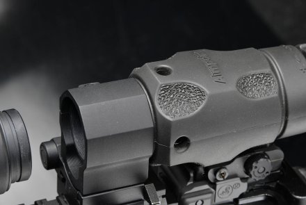 Aimpoint 3XMag-1 Zwei Löcher in dem Aimpoint 3XMag-1