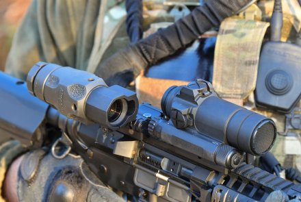 Aimpoint 3XMag-1 Das Vergrößerungsmodul Aimpoint 3XMag-1 von der Seite