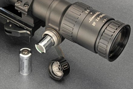 Test: Hensoldt 3.5-26x56 FF Zielfernrohr Batteriefach des Hensoldt Zielfernrohr