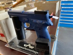 EAW-Basis für ein Red-Dot-Sight auf einer Pistole.