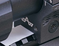 Im Detail: Die EAW Black-Line Ultralight Aluminium 3D-Druck-Montage – Geniales aus Gerbrunn EAW-3D-Druck-Montage mit Papier darunter.