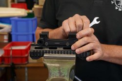 ERATAC Montage mit einstellbarer Vorneigung: Funktion und Anwendung im Video-Interview Herstellung einer Zielfernrohrmontage bei ERATAC.