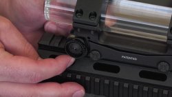 ERATAC Montage mit einstellbarer Vorneigung: Funktion und Anwendung im Video-Interview Detail der Vorneigungsverstellung.