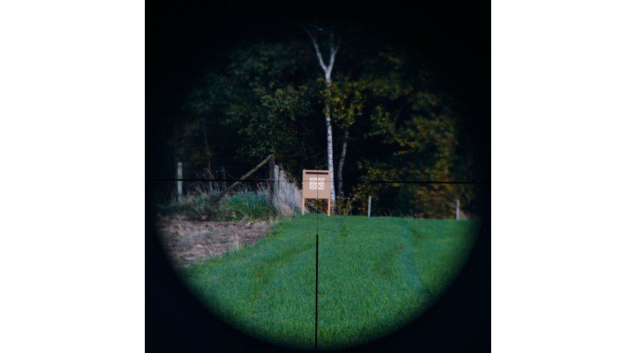 Sicht durch das Leica-Zielfernrohr auf eine Zielscheibe.