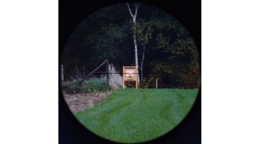 Sicht durch das Noblex-Zielfernrohr auf eine Zielscheibe.
