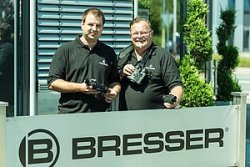 Firmware-Update von Pulsar für Wärmebildgeräte und neuer Distributeur für Deutschland Daniel Ebbert und Felix Voots von Bresser mit den neuen Pulsar-Wärmebildgeräten.