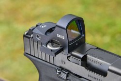 GECO Open Red Dot Sight auf dem Prüfstand Herausgeschobenes Batteriefach des GECO Open Red Dot Sights.