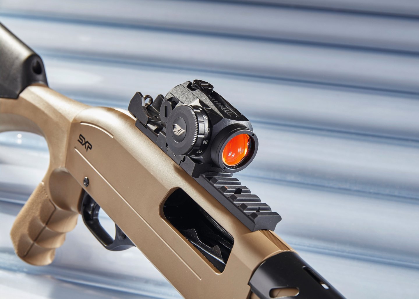 GPO Spectra Dot Rotpunktvisier auf Benelli Nova Flinte montiert in rechter schraeger Seitenansicht