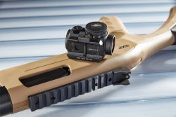 GPO Spectra Dot Rotpunktvisier: Die kompakte Reflexoptik von German Precision Optics für Jagd und Sport im Test GPO Spectra Dot Rotpunktvisier liegend auf Benelli Nova Flinte