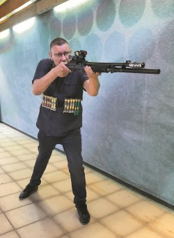 GPO Spectra Dot Rotpunktvisier: Die kompakte Reflexoptik von German Precision Optics für Jagd und Sport im Test Frank Flumm mit GPO Spectra Dot Rotpunktvisier auf Benelli Nova Flinte montiert in Vorderansicht