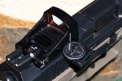 Jetzt verfügbar: Das brandneue GPO SPECTRA Pistol DOT Rotpunktvisier ist für unter 300 Euro im Handel erhältlich Das Batteriefach des GPO SPECTRA Pistol DOT erlaubt einen schnellen Batteriewechsel, ohne die Optik demontieren zu müssen.