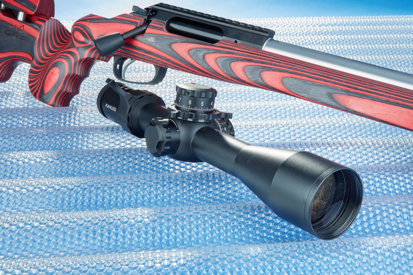 Kahles K 525i DLR CCW 5-25x56: Das für dynamisches Long-Range-Schießen optimierte Zielfernrohr im Test Kahles-ZF mit Präzisionsbüchse im Hintergrund.