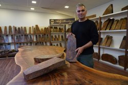 MAK AG: Besuch mit Video beim Hersteller von Optik und mehr für Sportschießen und Jagd Deniz Kilic in der Holz-Boutique von MAK.