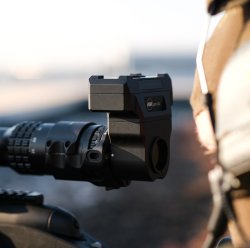 Schütze beim Zielen durch die MAKcam V4