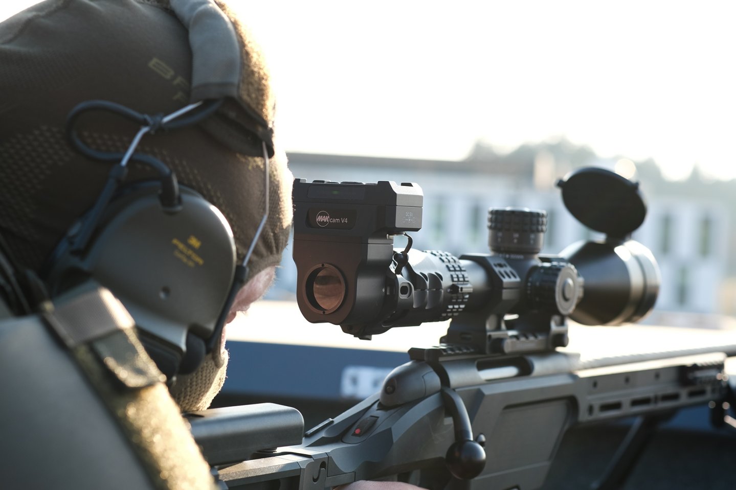 Die MAKcam V4 kann neben der polizeilichen Einsatzdokumentation auch zur Ausbildung im behördlichen Bereich, aber auch zur Schießausbildung von Schützen und Jägern genutzt werden. Schütze mit MAKcam V4 bei einer Polizeieinsatzübung.