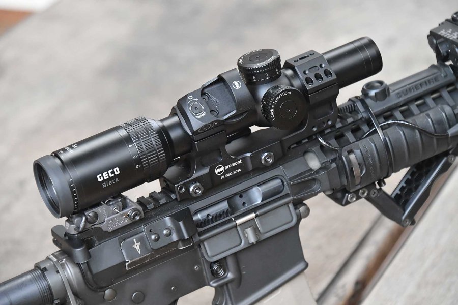 MAKpromont Montage und MAKdot SH Rotpunkt: Kombination für AR-Büchsen mit Zielfernrohren Die Optikbaugruppe auf der Waffe montiert.