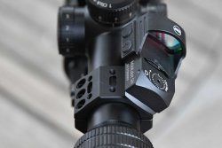 MAKpromont Montage und MAKdot SH Rotpunkt: Kombination für AR-Büchsen mit Zielfernrohren MAKdot SH Mini-Reflexvisier auf dem hinteren Ring.