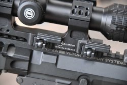 MAKpromont Montage und MAKdot SH Rotpunkt: Kombination für AR-Büchsen mit Zielfernrohren Detail der linken Seite der Waffe.