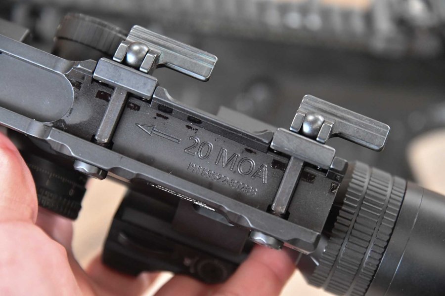 MAKpromont Montage und MAKdot SH Rotpunkt: Kombination für AR-Büchsen mit Zielfernrohren Unterseite der MAKpromont 2" Offset-Montage.