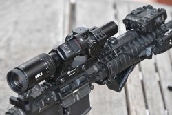 MAKpromont Montage und MAKdot SH Rotpunkt: Kombination für AR-Büchsen mit Zielfernrohren Blick auf die AR-15/M4-Oberseite.