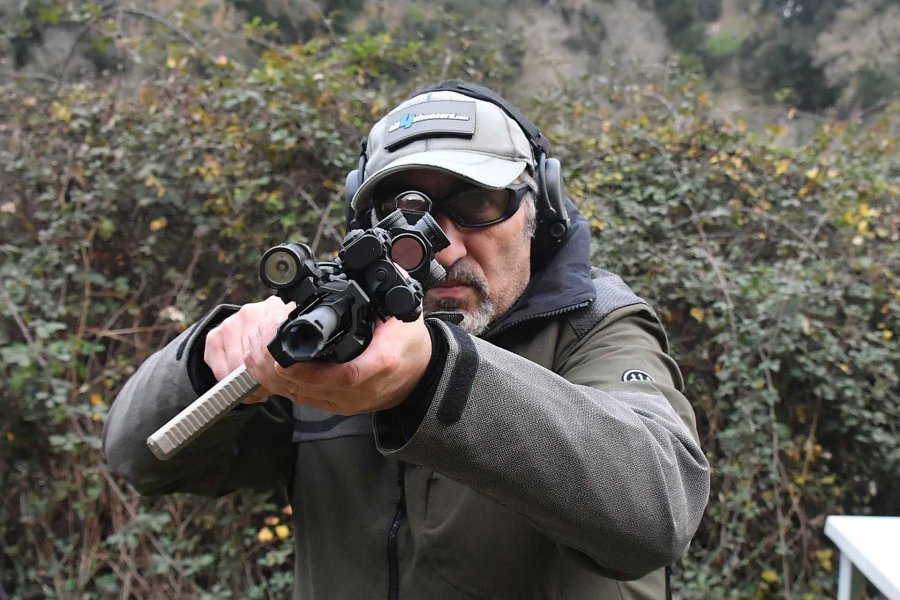 MAKpromont Montage und MAKdot SH Rotpunkt: Kombination für AR-Büchsen mit Zielfernrohren Die Testwaffe auf die Kamera gerichtet.