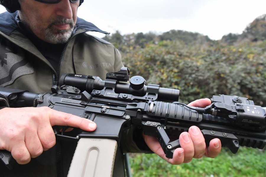 MAKpromont Montage und MAKdot SH Rotpunkt: Kombination für AR-Büchsen mit Zielfernrohren Die MAK-Kombination auf der Waffe.