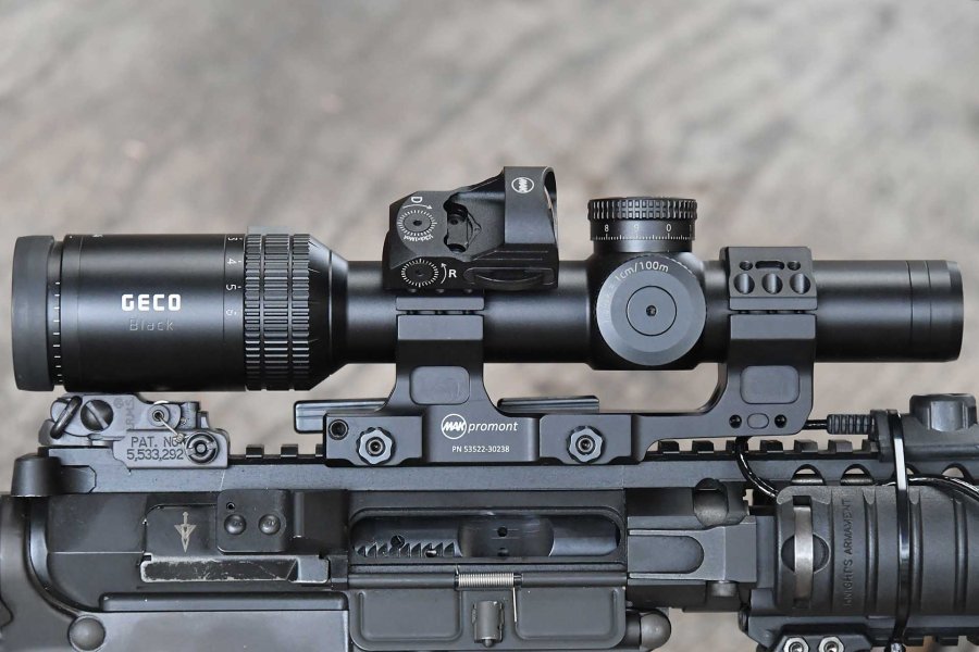 MAKpromont Montage und MAKdot SH Rotpunkt: Kombination für AR-Büchsen mit Zielfernrohren Rechte Seite der AR-15-M4.