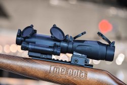 Meopta Optik-Neuheiten 2018: taktische Zielgeräte Meopta MeoMag vor MeoRed Leuchtpunktvisier