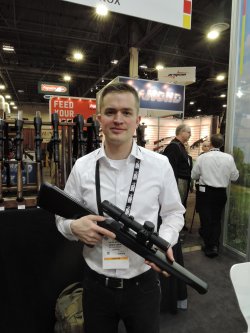 Vor Ort auf der Shot Show 2016. Minox Produktmanager posiert mit Zielfernrohr-Neuheit auf der SHOT Show 2016.