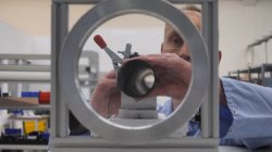 MINOX-Zielfernrohre-Qualitaetssicherung-Baugruppenmontage.JPG