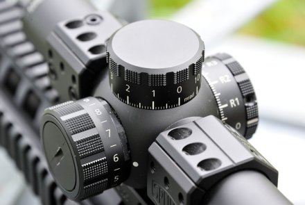 Minox ZP8 Verstellung Batteriefach des Zielfernrohrs