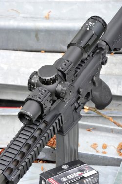 Taktisches Zielfernrohr MINOX ZP8 Zielfernrohr MINOX ZP8 auf Gewehr