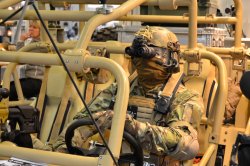 Nachtsichtgeräte: Alles zur Technik und Funktionsweise Puppe mit AN-PVS15 in Gefechtsfahrzeug