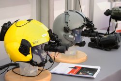 Nachtsichtgeräte: Alles zur Technik und Funktionsweise Die Nachtsichtbrillen Helie (l.) für Helikopter- und Angie (r.) für Kampfjetpiloten von Thales.