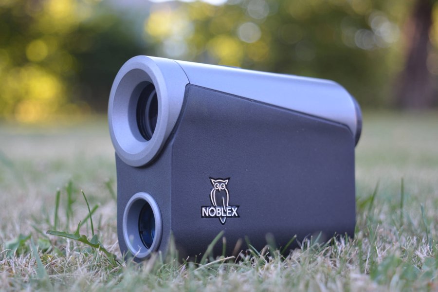 Test: Noblex NR 1000 – was leistet der kompakte Rangefinder für die Jagd? Noblex NR 1000 auf dem Rasen