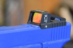 Das Noblex NV OS 1x23 erlaubt als integriertes Sight für GLOCK MOS-Pistolen eine sehr schnelle Zielauffassung Das Mini Red Dot Sight Noblex NV OS 1x23 auf einer Blue Gun montiert.