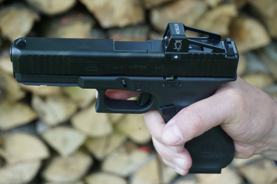 Das Noblex NV OS 1x23 erlaubt als integriertes Sight für GLOCK MOS-Pistolen eine sehr schnelle Zielauffassung Das Noblex NV OS 1x23 passt sich perfekt den Konturen der GLOCK 17 Gen5 MOS an.
