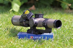 Test: NOBLEX N6 comfort TAC IPSC-Paket Blick auf das 24 mm Objektiv und die Linse des NOBLEX N6 comfort TAC IPSC