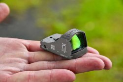 Das NOBLEX sight II plus IPSC montiert auf eine GLOCK 17 M.O.S. NOBLEX sight C auf einer Handfläche