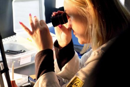Besuch beim Zielfernrohr-Hersteller KAHLES Frau sieht durch ein Objektiv