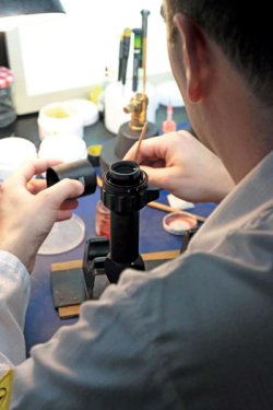 Besuch beim Zielfernrohr-Hersteller KAHLES Montage eines Zielfernrohrs