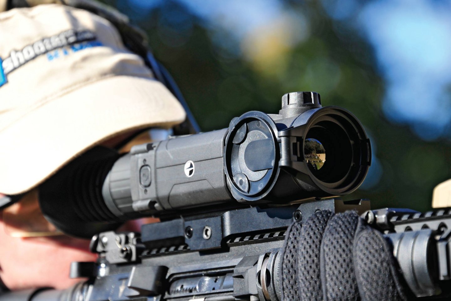 Optronik - Was ist das? Schütze hat ein Gewehr mit dem PULSAR Trai XP im Anschlag.